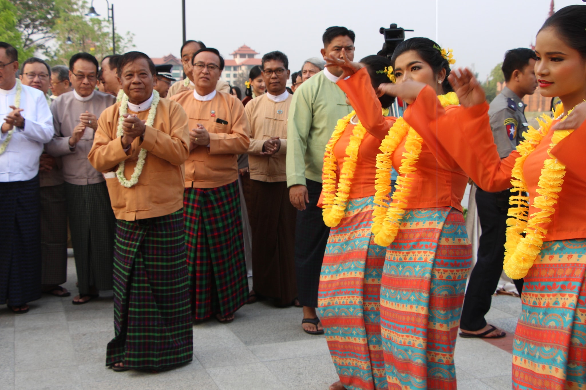 ေေ